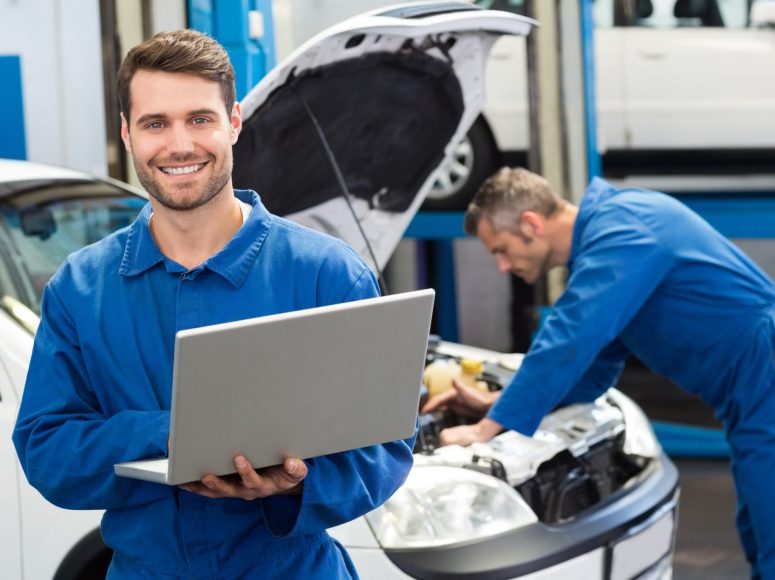 zwei Mechaniker, die die Reparatur und Wartung durchführen bei TOP Markenspezialist Autohaus Herzog GmbH & Co. KG, Spezialist für Dacia in Umgebung Neustadt in Holstein, Lübeck, Fehmarn, Oldenburg in Holstein, 