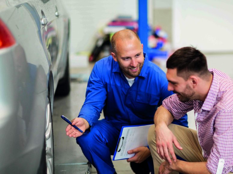 Mechaniker und Kunden besprechen Herstellergarantie beibehalten bei TOP Markenspezialist Autohaus Herzog GmbH & Co. KG. Spezialist für Dacia