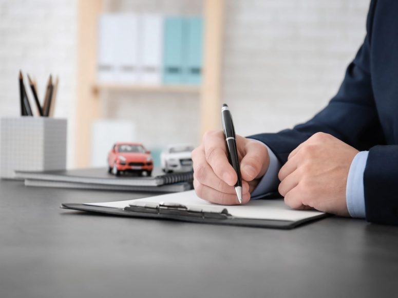 Kunde von Autohaus Herzog GmbH & Co. KG TOP Markenspezialist für Dacia unterzeichnet eine Neuwagen-Vollmacht.